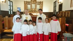 加藤主教最後の巡回②礼拝後、アコライトの子どもたちと一緒に